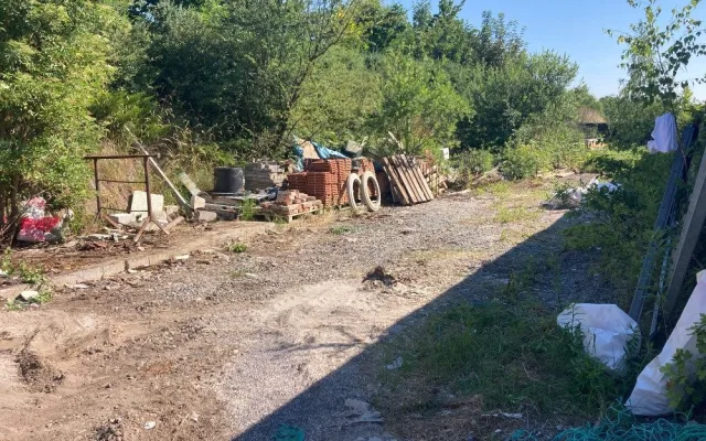 Po osmi letech nelegální garáže v Prostějově stále stojí. Zmizela jen část zdi
