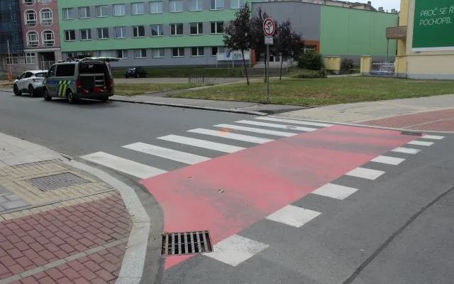 Policie hledá cyklistu, který na přejezdu v Přerově narazil do auta a upadl. Pak se omluvil a odjel
