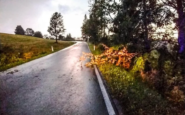 VIDEO: Kroupy i stržená fotovoltaika. Šumpersko zasáhla bouřková smršť