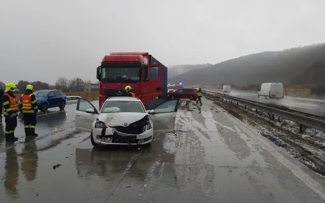 FOTOGALERIE: Hromadná nehoda na dálnici D1 u Hranic