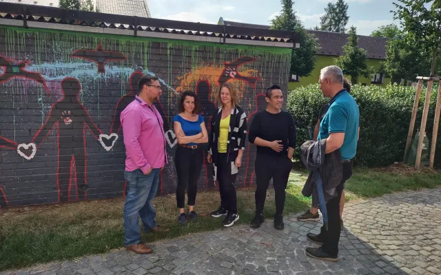 FOTOGALERIE: Zastávka v Holici má novou výzdobu