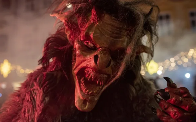 Přehlídka krampusáků zaplnila olomoucká náměstí na maximum