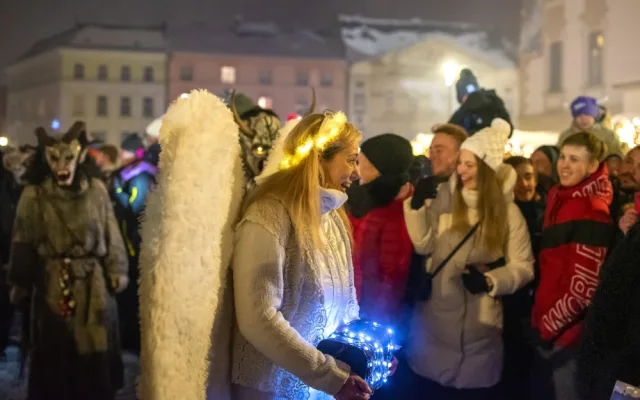 Přehlídka krampusáků zaplnila olomoucká náměstí na maximum