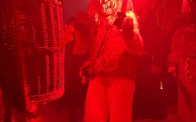 Přehlídka krampusáků zaplnila olomoucká náměstí na maximum