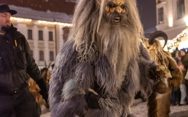 Přehlídka krampusáků zaplnila olomoucká náměstí na maximum