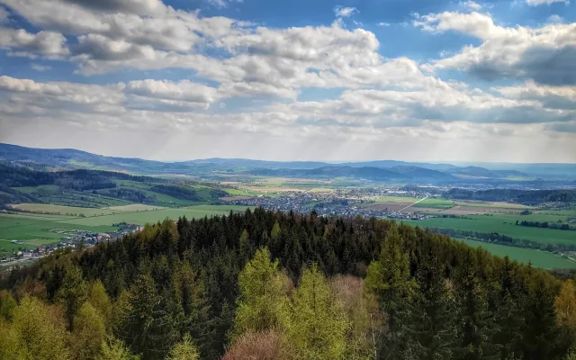 FOTOGALERIE: Bukovka stojí v malebné přírodě