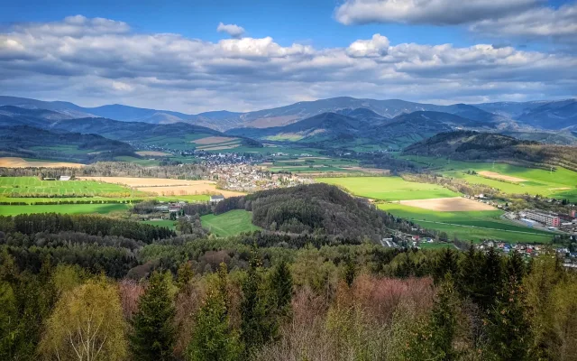 FOTOGALERIE: Bukovka stojí v malebné přírodě