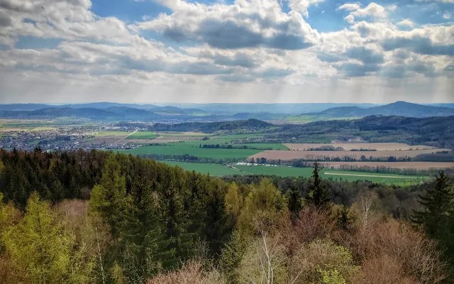 FOTOGALERIE: Bukovka stojí v malebné přírodě
