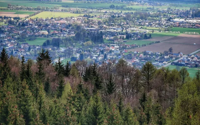 FOTOGALERIE: Bukovka stojí v malebné přírodě