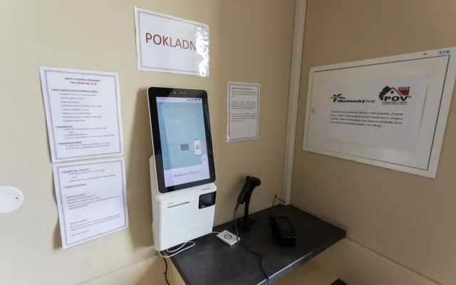 FOTOGALERIE: Lidé na Litovelsku mohou využívat první bezobslužnou prodejnu v kraji
