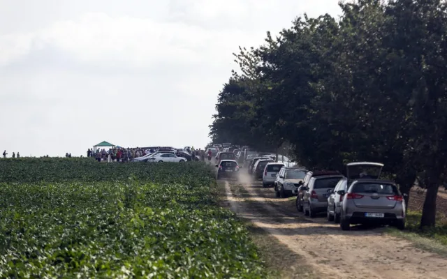 FOTOGALERIE: Samosběr ve Vojnicích lákal davy. Dopravu musela řídit policie