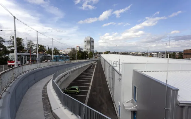 FOTOGALERIE: Stometrová hala pro tramvaje v Olomouci chrání vozy před počasím i vandaly