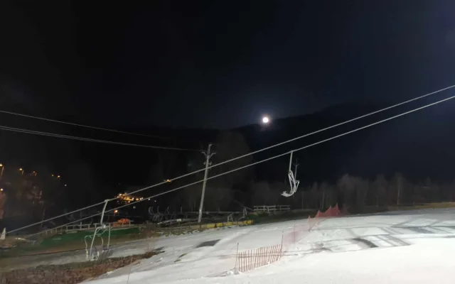 FOTOGALERIE: Večerní lyžování v Hrubé Vodě nabídlo prázdné sjezdovky