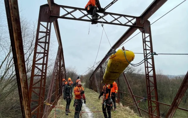 FOTOGALERIE: Jak hasiči zachraňují z nejhlubší propasti světa