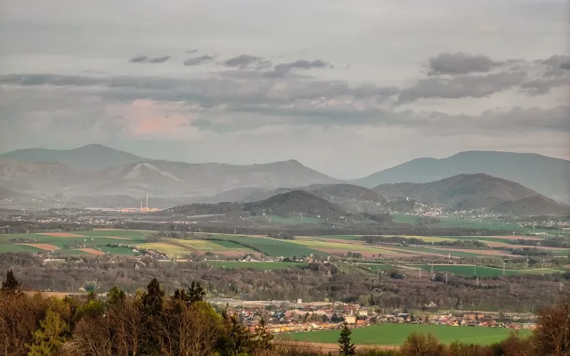 FOTOGALERIE: Důl, studánka, vyhlídkové místo s lehátkem a venkovní geologická expozice