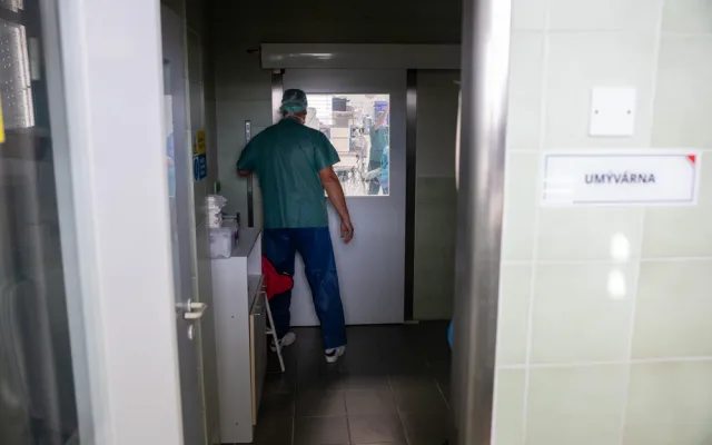 FOTOGALERIE: Odborníci z FN Olomouc zavádějí pacientovi nový stimulátor tišící bolest