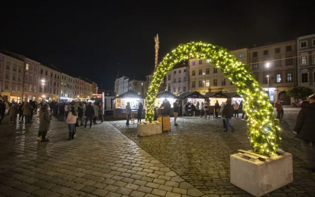 FOTOGALERIE: Začaly vánoční trhy v Olomouci. Před orlojem září strom Floriánek
