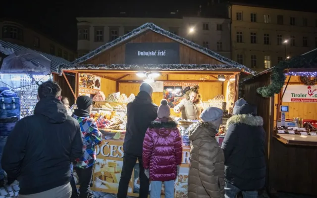 FOTOGALERIE: Začaly vánoční trhy v Olomouci. Před orlojem září strom Floriánek