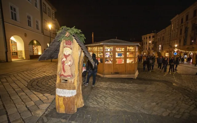 FOTOGALERIE: Začaly vánoční trhy v Olomouci. Před orlojem září strom Floriánek