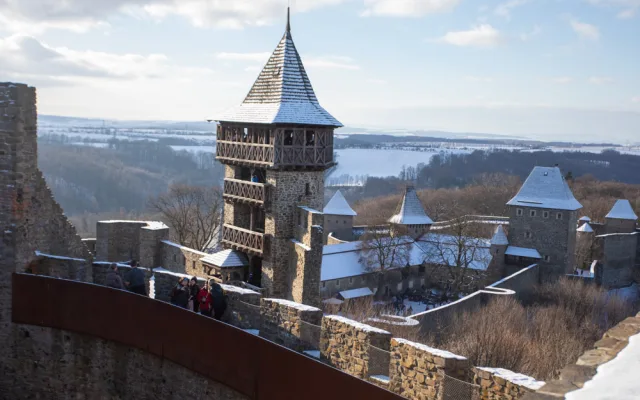 FOTOGALERIE: Hrad Helfštýn otevřel brány pro oblíbený novoroční výstup, dorazily čtyři tisíce lidí