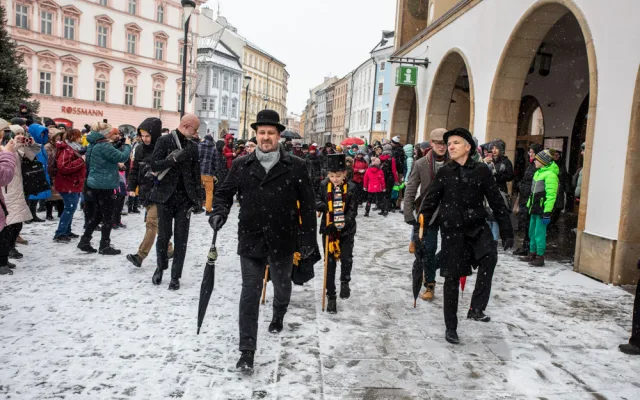 FOTOGALERIE: Zasněženým centrem Olomouce prošel pochod Švihlé chůze