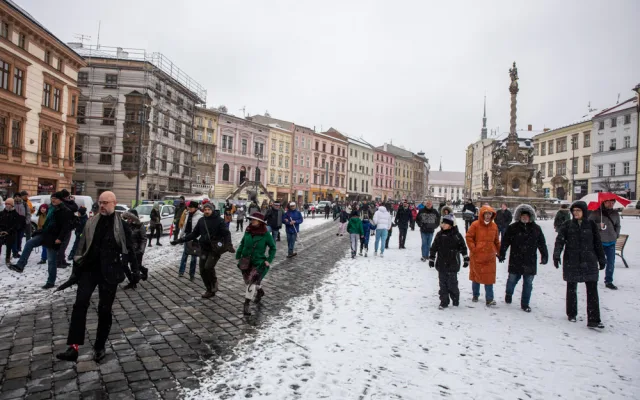 FOTOGALERIE: Zasněženým centrem Olomouce prošel pochod Švihlé chůze