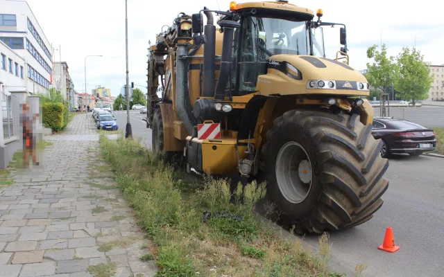 Řidič hnojil křižovatku v Přerově. Omylem stiskl tlačítko, rameno smetlo dva chodce
