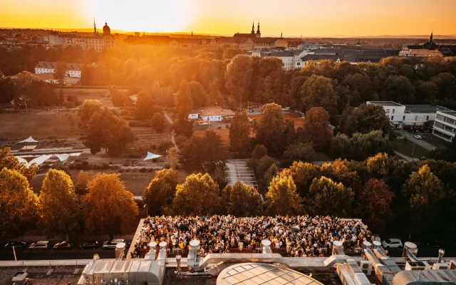 Terasa Přírodovědy praskala ve švech. Zatmění Slunce přitáhlo zástupy Olomoučanů