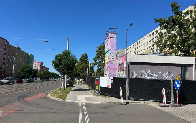 Zchátralá kotelna ze sídliště v Olomouci brzy zmizí. Bude zde zeleň a parkoviště