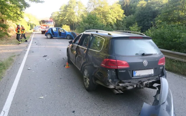 Hrozivá nehoda na Konicku: mladý řidič zkřížil cestu Avii, skončila na boku