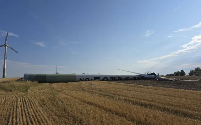 U Potštátu dnes spadla větrná elektrárna. Nikdo nebyl zraněn, na místě jsou hasiči
