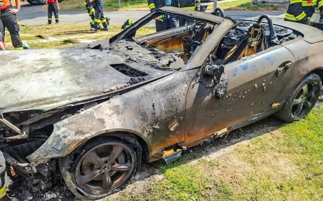 Při požáru garáže v Přerově shořel sportovní Mercedes. Jeden člověk se zranil