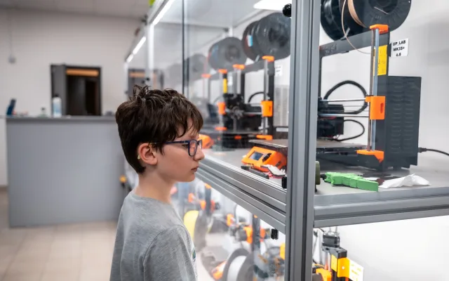 Od 3D tisku po chemické pokusy. Pevnost poznání otevřela registrace do kroužků