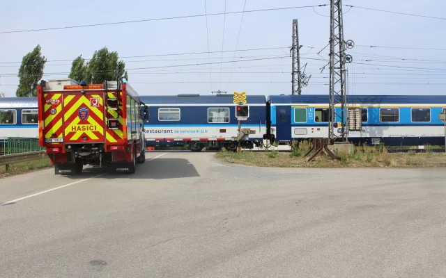 Řidičku oslnilo slunce, vjela na železniční přejezd u Přerova. Málem ji smetl vlak
