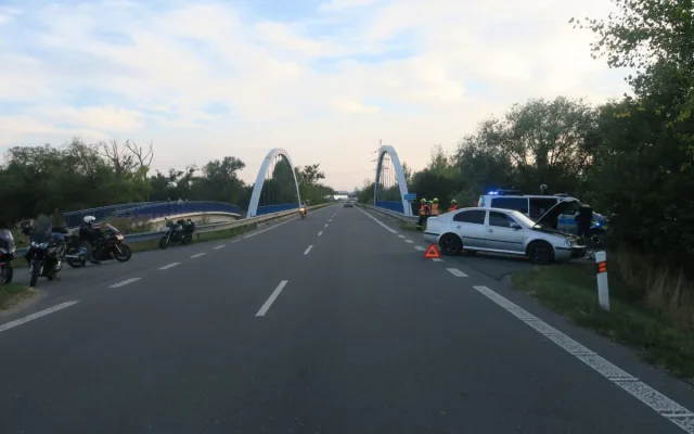 Šofér oktávky přehlédl v Mohelnici motorku, záchranka odvezla dva zraněné
