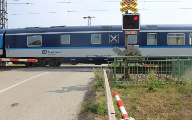 Řidičku oslnilo slunce a vjela na železniční přejezd u Přerova. Málem ji smetl vlak