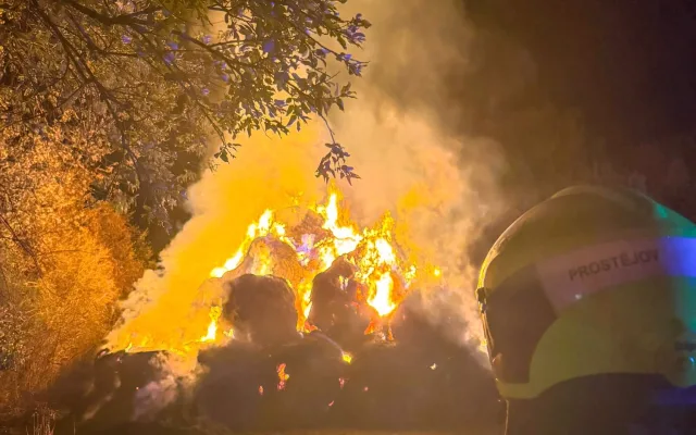 Hasiči se v noci nezastavili. V Bedihošti hořel stoh slámy, v Tršicích les