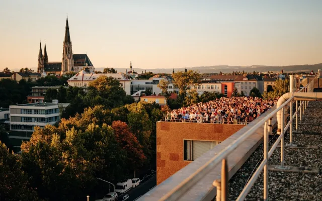 Terasa Přírodovědy praskala ve švech. Zatmění Slunce přitáhlo zástupy Olomoučanů