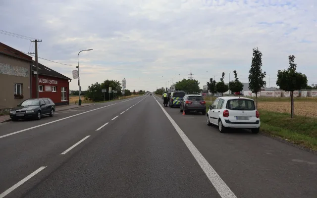 Policie hledá cyklistu s bílou helmou na černém kole. Ve Vsisku poškodil auto a ujel
