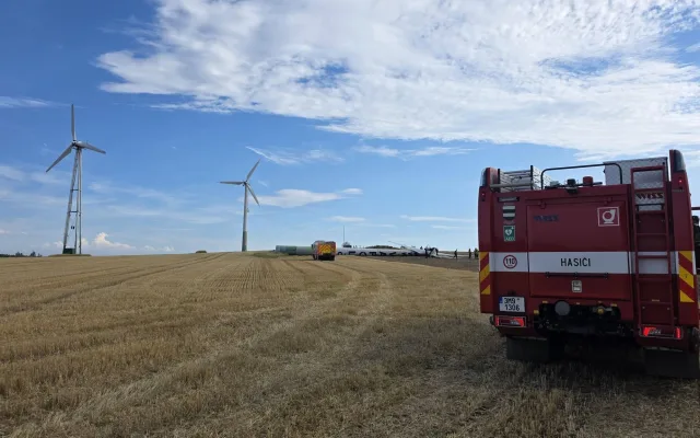 U Potštátu dnes spadla větrná elektrárna. Nikdo nebyl zraněn, na místě jsou hasiči