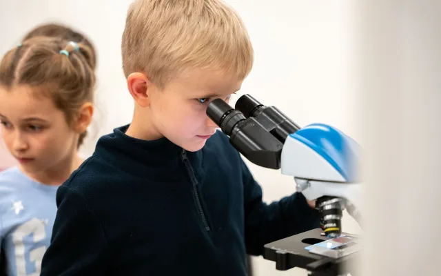 Od 3D tisku po chemické pokusy. Pevnost poznání otevřela registrace do kroužků