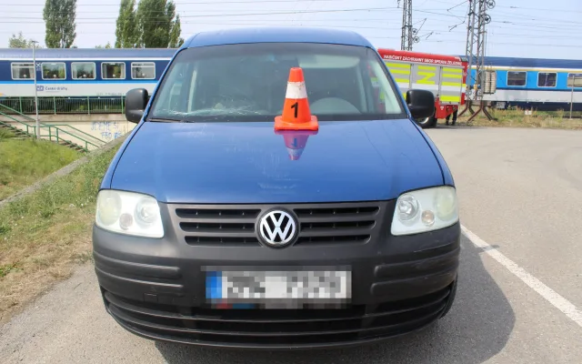 Řidičku oslnilo slunce, vjela na železniční přejezd u Přerova. Málem ji smetl vlak