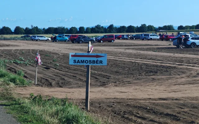 FOTOGALERIE: Samosběr ve Vojnicích na Olomoucku přitáhl davy zájemců