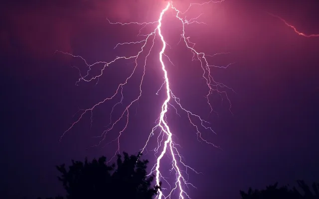 Letní bouřky neohrožují jen střechy. Přepětí ničí i elektroniku