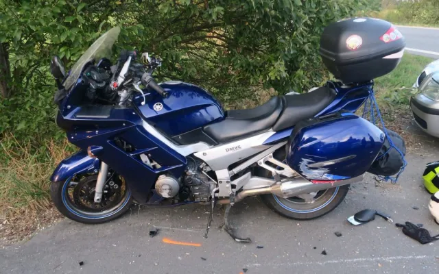 Šofér oktávky přehlédl v Mohelnici motorku, záchranka odvezla dva zraněné