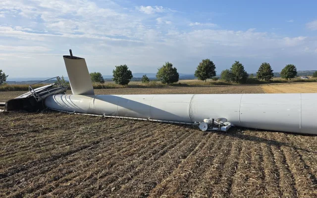 U Potštátu dnes spadla větrná elektrárna. Nikdo nebyl zraněn, na místě jsou hasiči