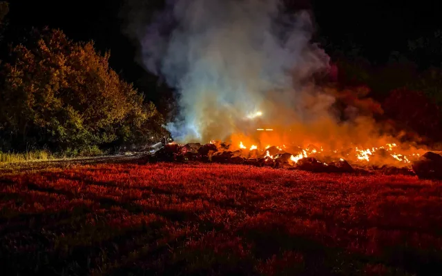 Hasiči se v noci nezastavili. V Bedihošti hořel stoh slámy, v Tršicích les