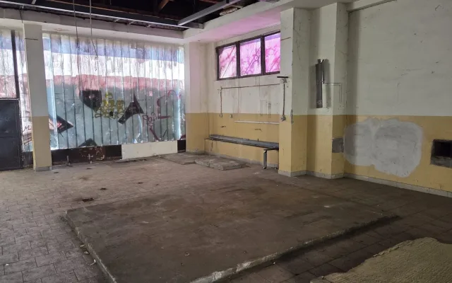 Zchátralá kotelna ze sídliště v Olomouci brzy zmizí. Bude zde zeleň a parkoviště