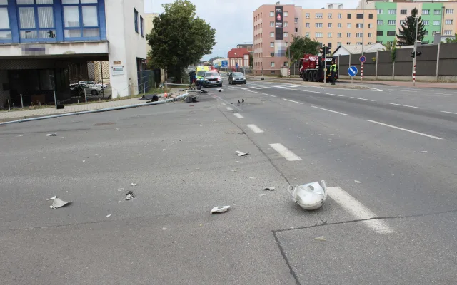 Řidič hnojil křižovatku v Přerově. Omylem stiskl tlačítko, rameno smetlo dva chodce