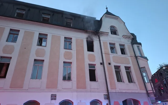 Masivní požár zasáhl ubytovnu v Šumperku, ke zraněným letěl i vrtulník